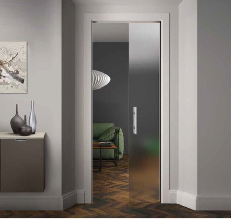 “SCRIGNOTECH DOUBLE GLASS” Paslėptoms stumdomoms durims su apvadais skirtas komplektas, gipso sienai