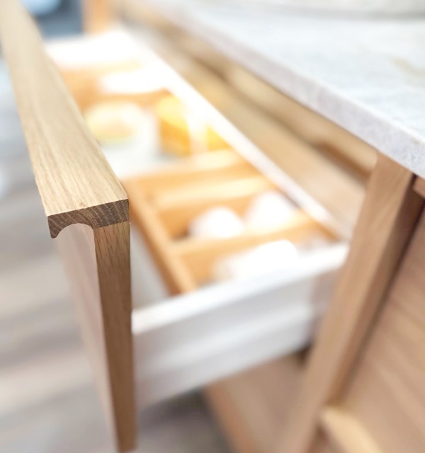 Spintelė su "HOME" su "Dekton®" betono...