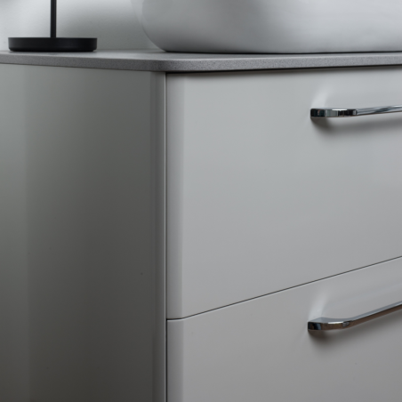 Spintelė "SOFT" su chromo spalvos rankenomis, "Dekton®" betono stalviršiu ir dviem pastatomais "OVALO" praustuvais