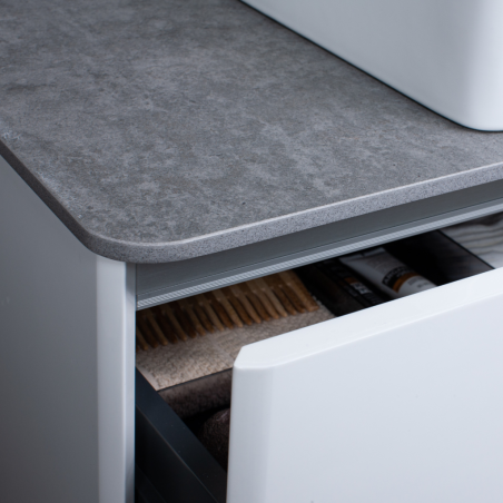 Spintelė "SOFT" su chromo spalvos rankenomis,  "Dekton®" betono stalviršiu ir pastatomu "OVALO" praustuvu